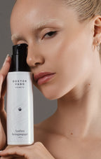 Sanfte Reinigungsgel by Dr. Vago Kosmetik in a clear bottle with a pump, surrounded by natural skincare elements.