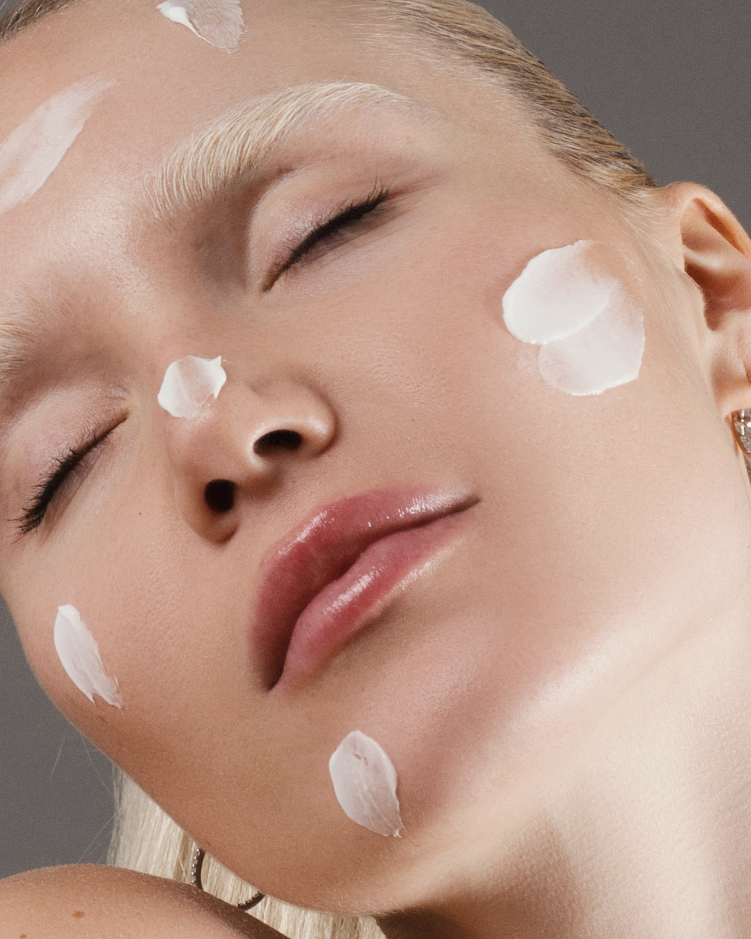Intensivpflege Creme von Mein Shop, cremige Textur, ideal für trockene Haut, in einer weißen Tube auf einem weißen Hintergrund