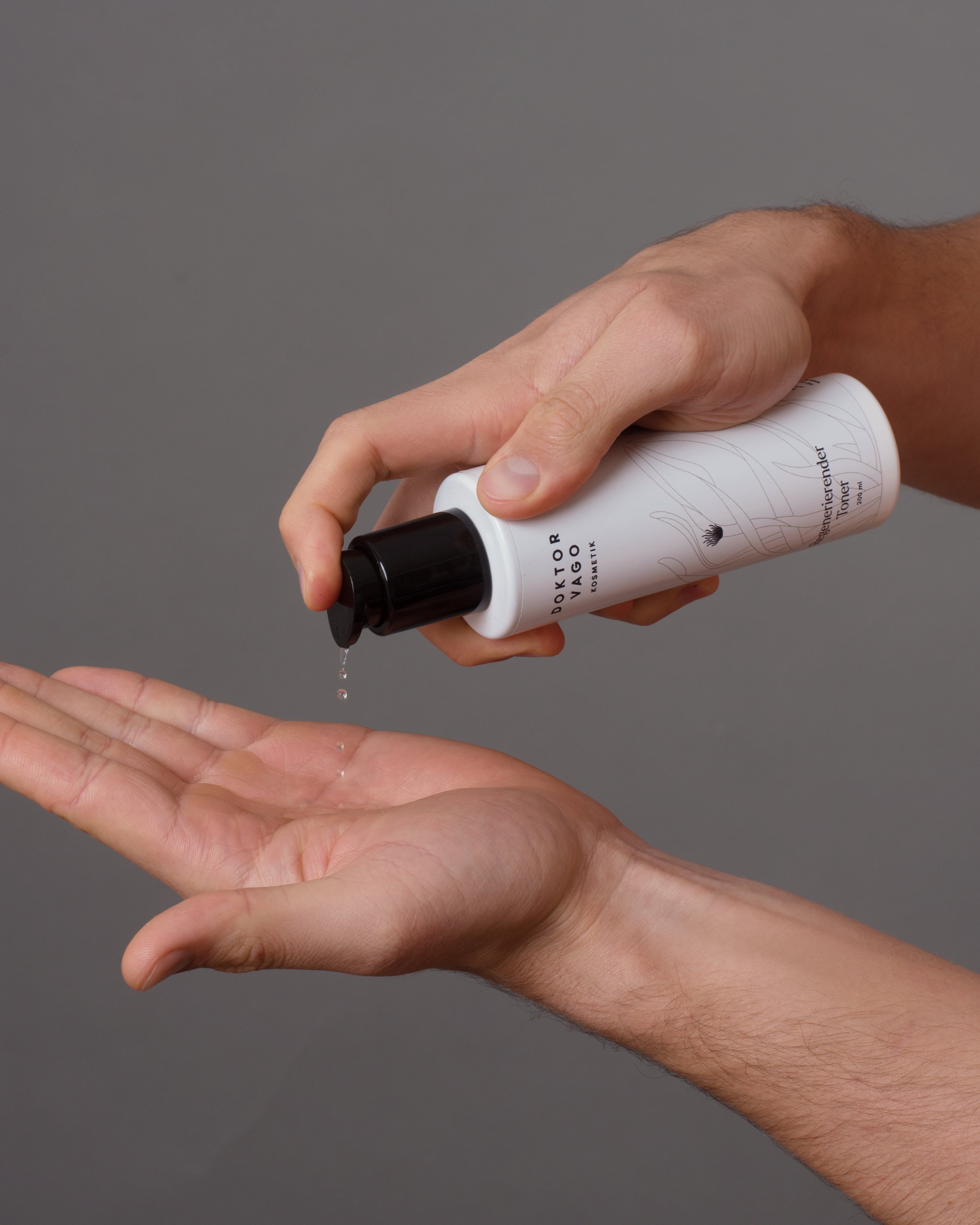 Regenerierender Toner von Mein Shop in einer eleganten Flasche, zeigt die Textur und den Flaschenhals.