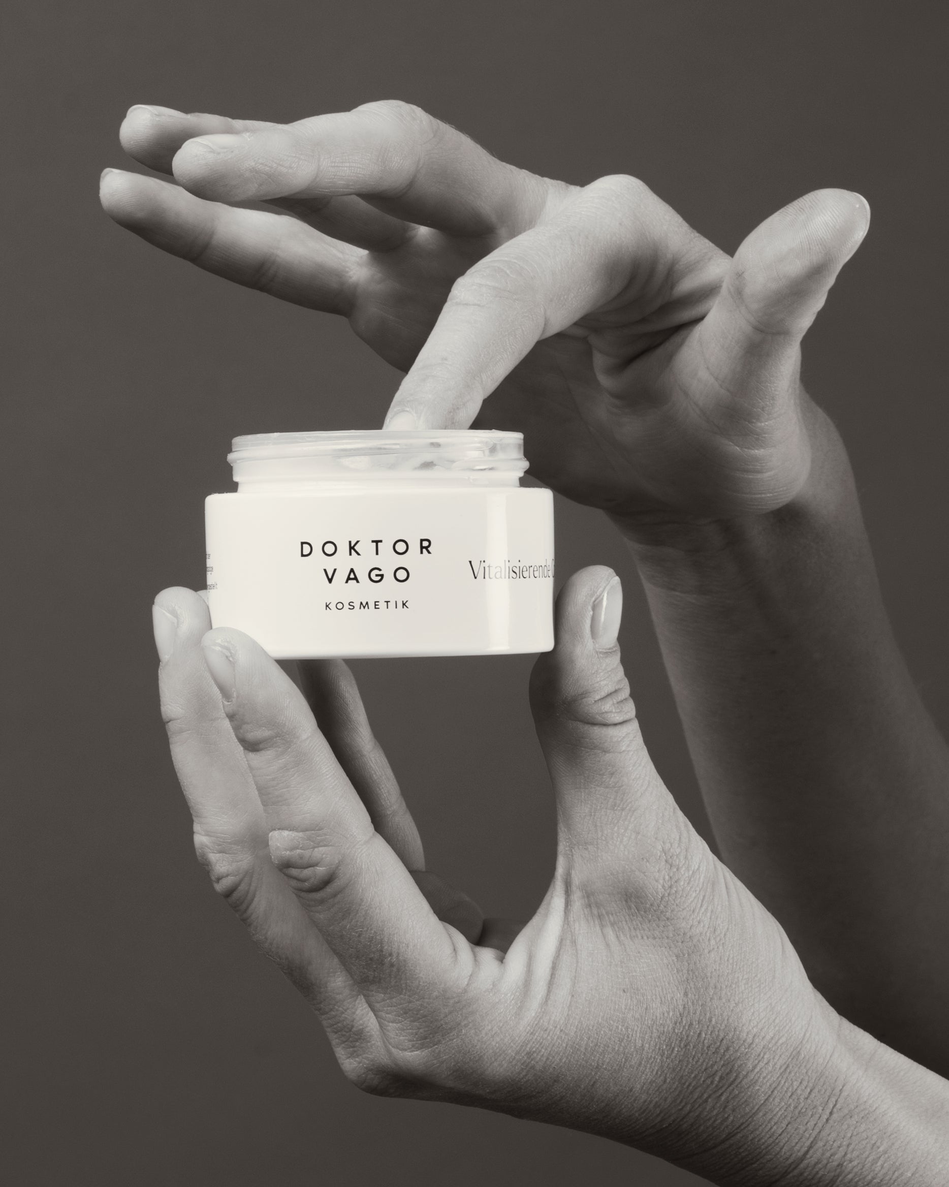 Vagokosmetik Essential Bundle mit verschiedenen Pflegeprodukten in einer stilvollen Verpackung, ideal für die Intimpflege.