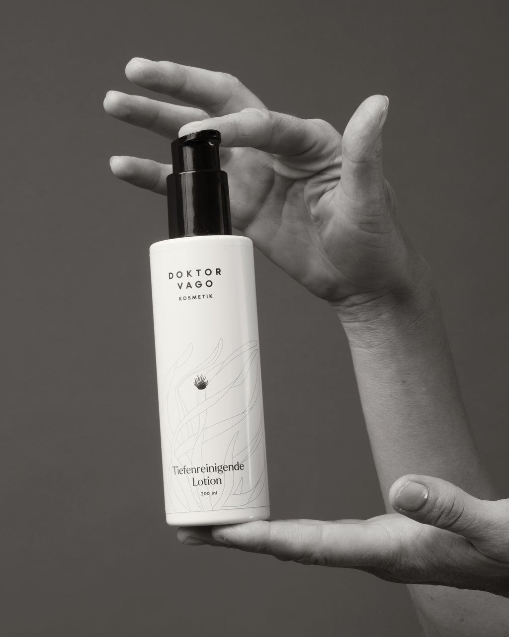 Tiefenreinigende Lotion von Vagokosmetik, Flasche mit Pumpspender, für klare und gereinigte Haut, auf weißem Hintergrund.