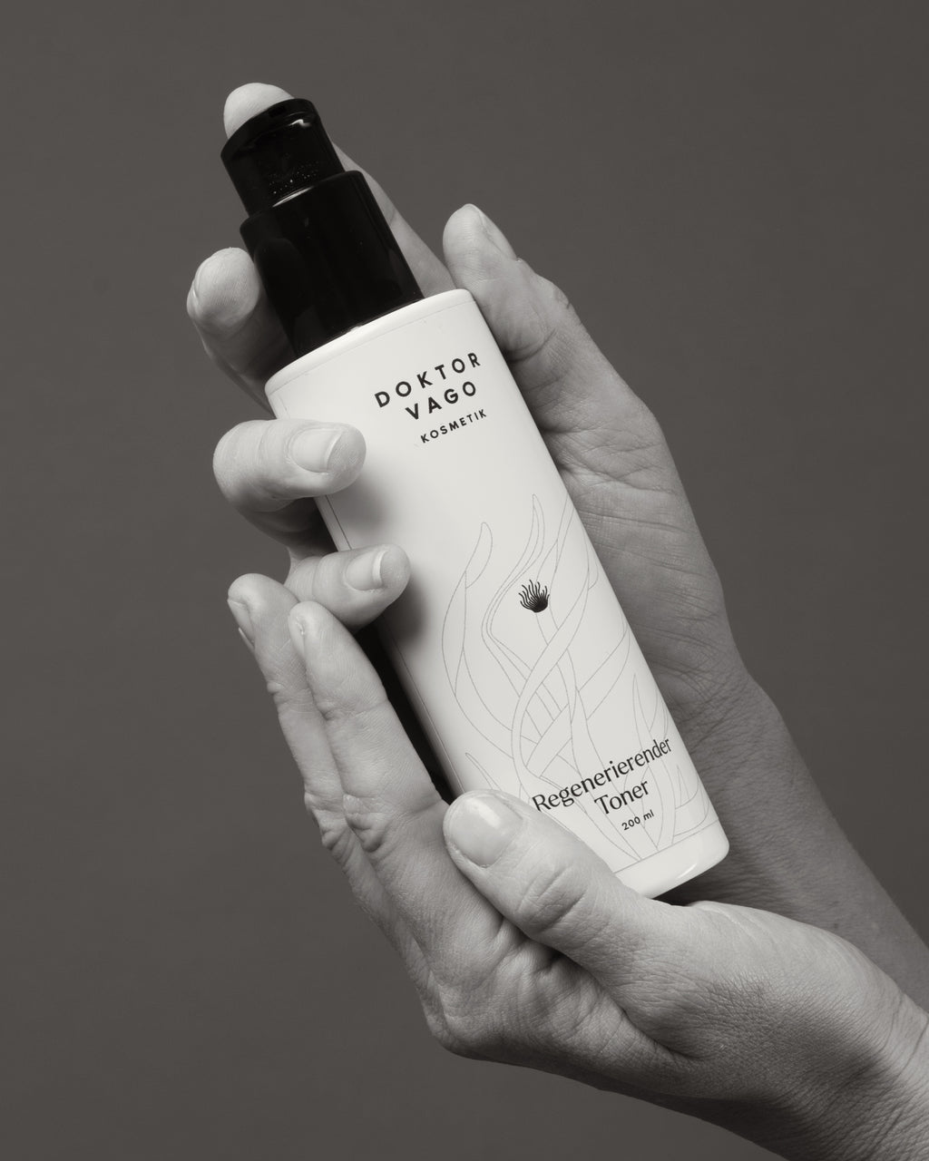 Regenerierender Toner von Mein Shop, flüssige Gesichtspflege mit feuchtigkeitsspendenden Inhaltsstoffen, für frische Haut.