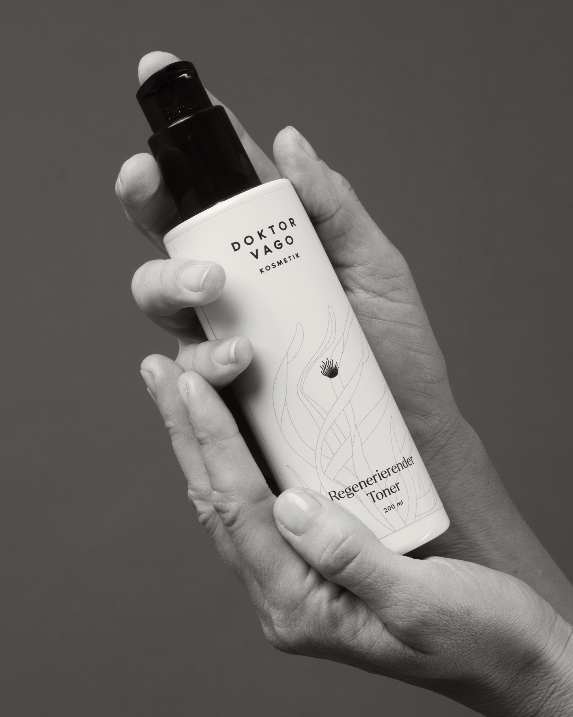 Regenerierender Toner von Mein Shop, flüssige Gesichtspflege mit feuchtigkeitsspendenden Inhaltsstoffen, für frische Haut.