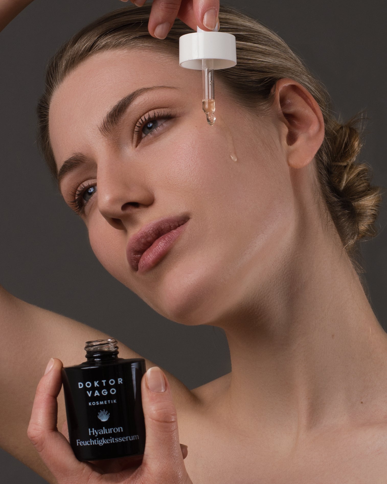 Hyaluronsäure Serum von Mein Shop in einer Pipettenflasche, Nahaufnahme, feuchtigkeitsspendende Hautpflege für das Gesicht