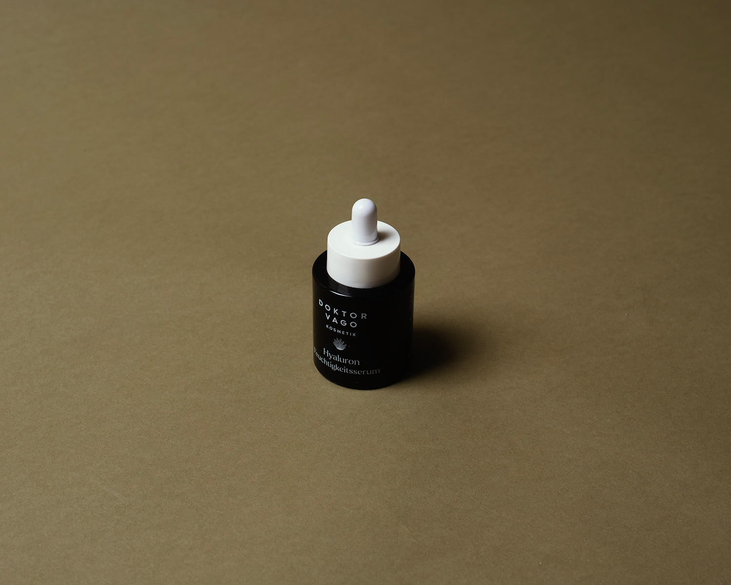 Hyaluron Serum von Mein Shop in einer transparenten Flasche mit Dosierspender auf weißem Hintergrund.