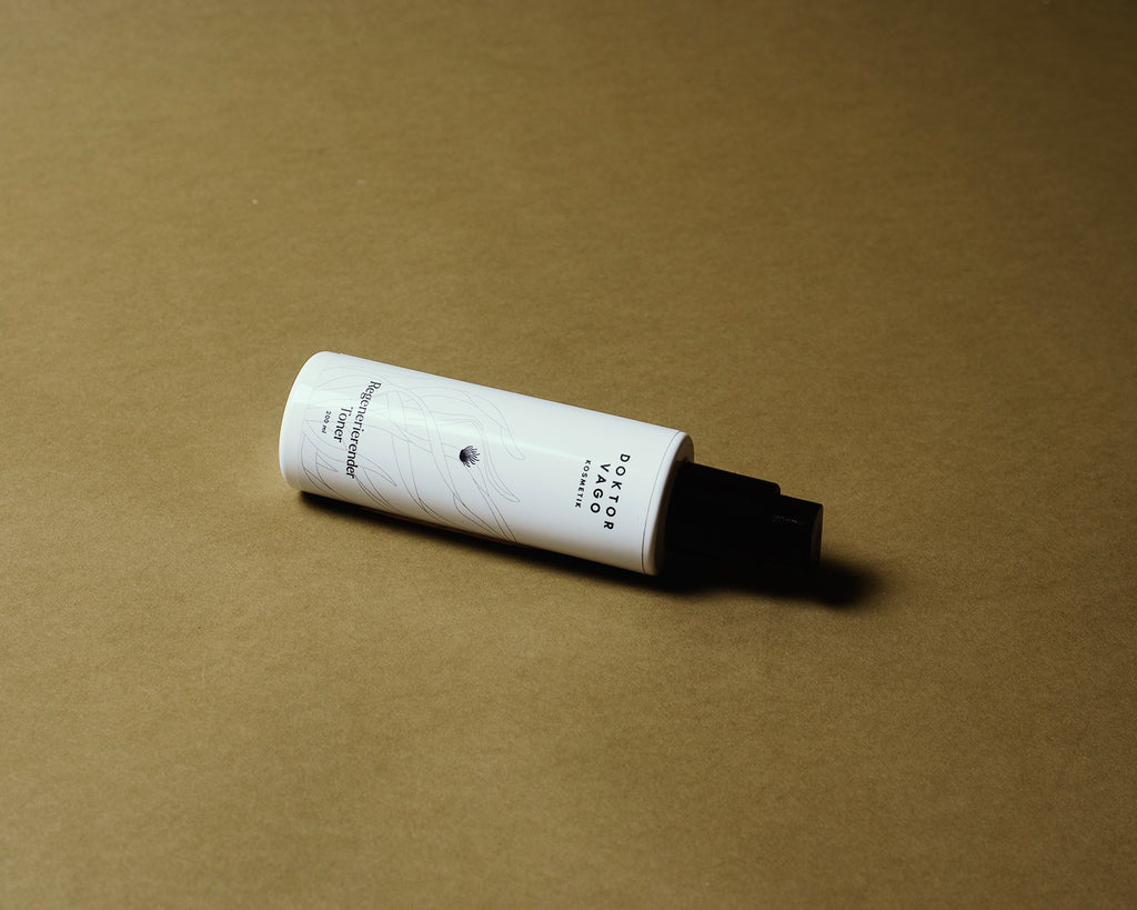 Regenerierender Toner von Mein Shop in einer eleganten Flasche, ideal für die Hautpflege, auf einem weißen Hintergrund.