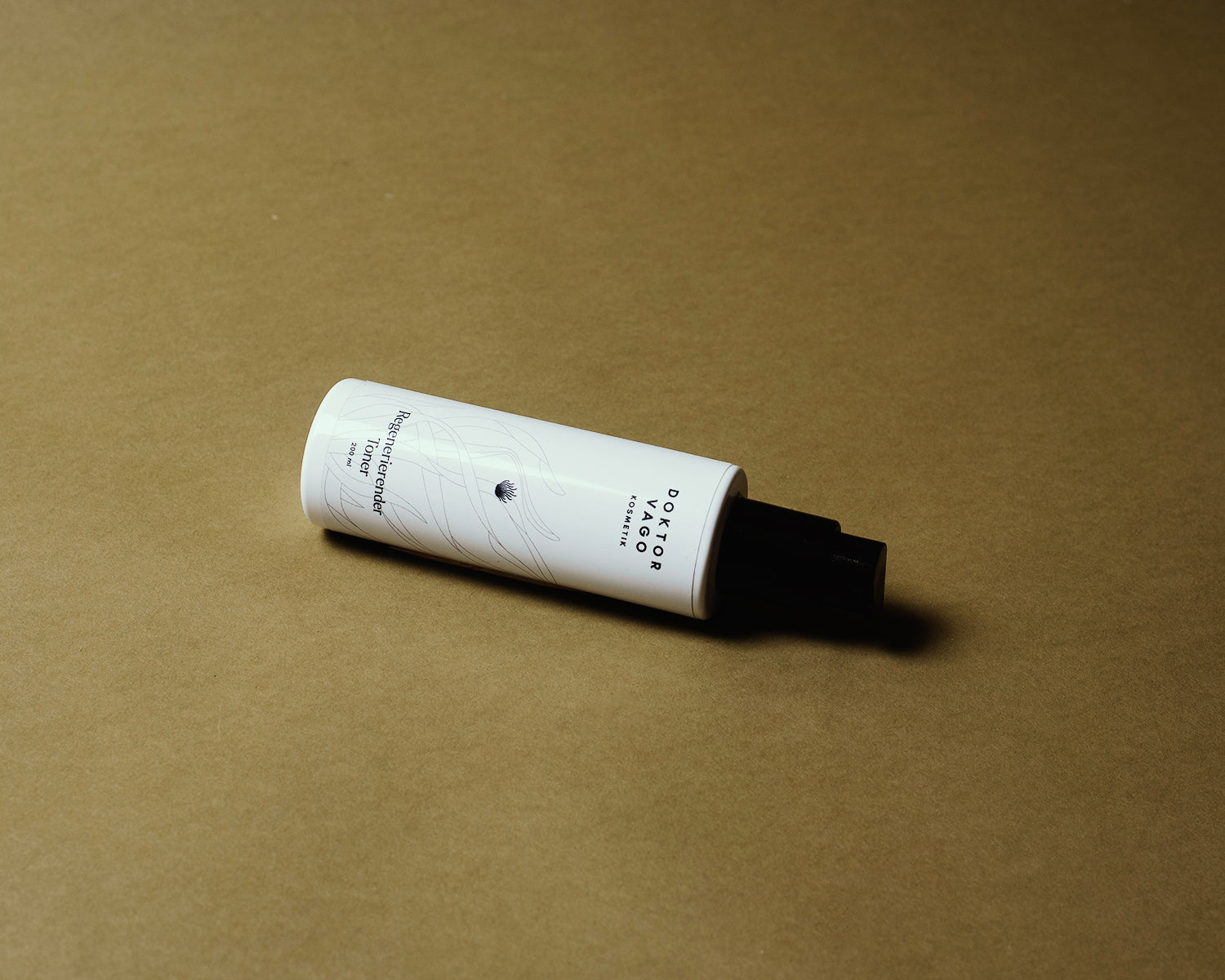 Regenerierender Toner von Mein Shop in einer eleganten Flasche, ideal für die Hautpflege, auf einem weißen Hintergrund.