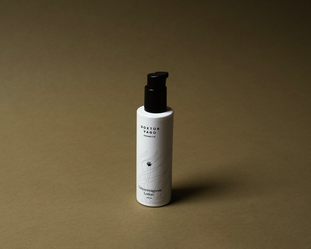 Tiefenreinigende Lotion von Vagokosmetik, flüssige Gesichtspflege in einer weißen Flasche, ideal für die Hautreinigung.