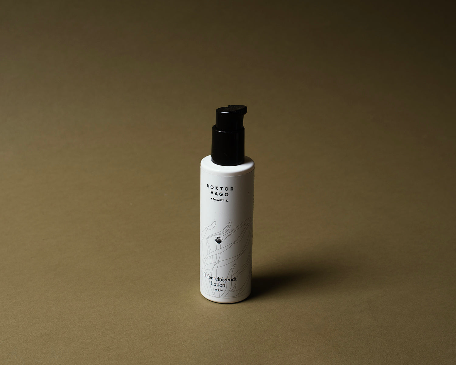 Tiefenreinigende Lotion von Vagokosmetik, flüssige Gesichtspflege in einer weißen Flasche, ideal für die Hautreinigung.